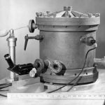 Ep. 372: The Millikan Oil Drop Millikan’s_oil-drop_apparatus_1