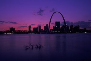 ic0365 st louis gateway arch mo missouri view of the gateway arch and downtown skyline of saint louis along the mississippi river at sunset